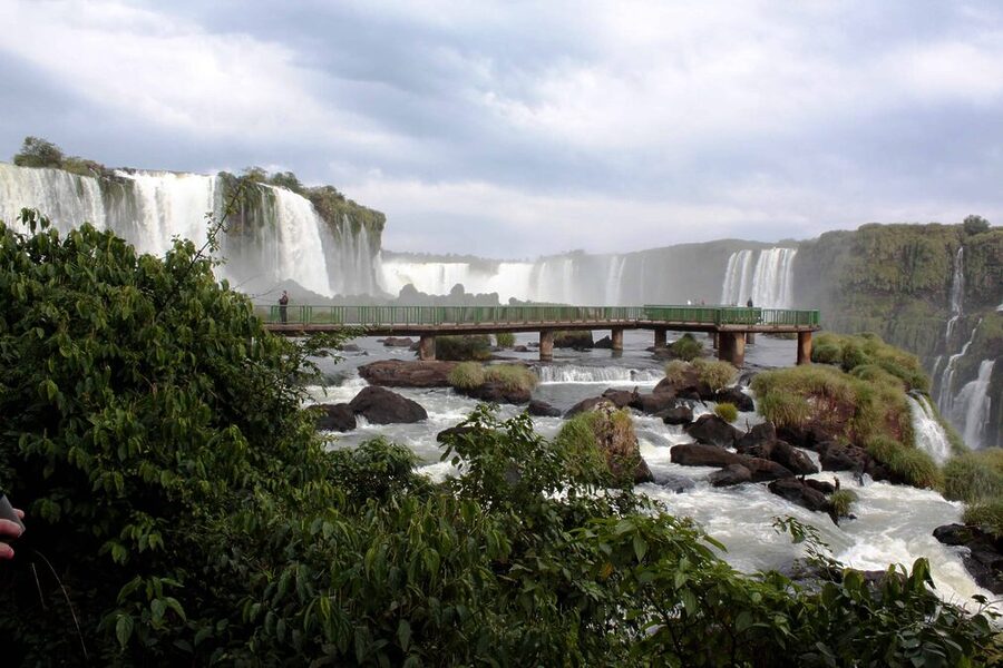 La belleza natural de las Cataratas del Iguazú en Argentina y Brasil