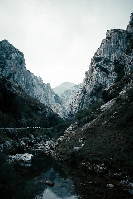 ¿Cómo llegar y moverte por los Picos de Europa sin complicaciones?