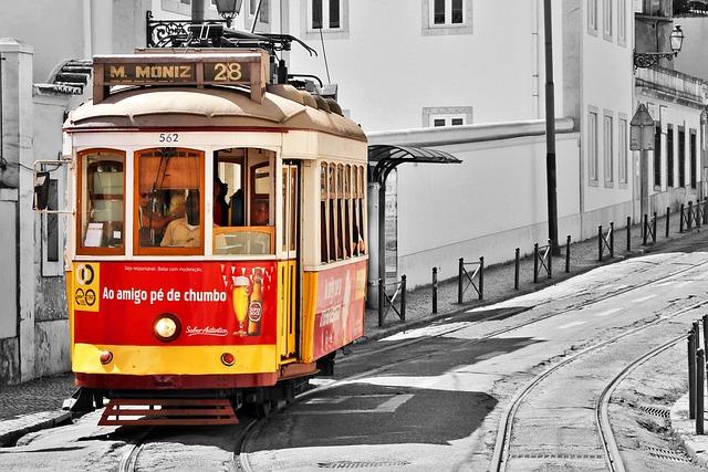 Recorre los Barrios Típicos: alfama, Bairro Alto y Chiado