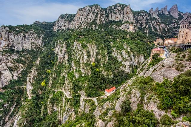 Cataluña: Adéntrate en la vía ferrata de Les Dames, en el Montserrat