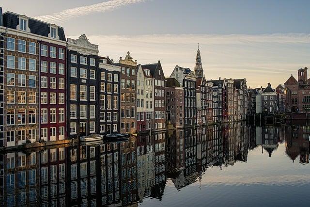 Cómo llegar y moverte por Ámsterdam: Transporte y costes detallados